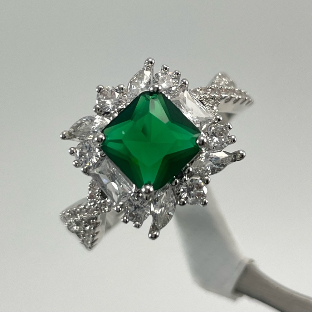 Beautiful Emerald Green White Diamond CZ Princess Cut Halo Silver Plated Ring
